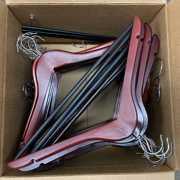 50 WOODEN HANGENRS set brown cherry wood - Picture 4 of 9